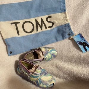 Toms Little Girl Shoes size T6 comes with bag